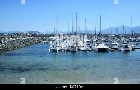Vue panoramique de la plage de la jetée, Coffs Harbour Marina Internationale, de l'eau de l'océan bleu et bleu ciel à Coffs Harbour, Australie Banque D'Images