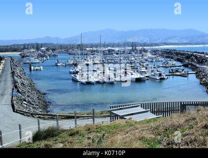 Vue panoramique de la plage de la jetée, Coffs Harbour Marina Internationale, de l'eau de l'océan bleu et bleu ciel à Coffs Harbour, Australie Banque D'Images