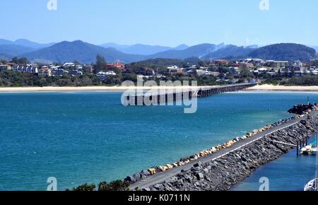 Vue panoramique de la plage de la jetée, l'eau de l'océan bleu et bleu ciel à Coffs Harbour, Australie Banque D'Images