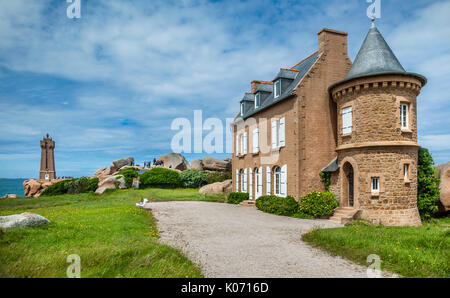 France, Bretagne, Côtes d'Armor, Côte de Granit Rose, Ploumanac'h, Sentier des Douaniers (ancien chemin des douaniers) sur la coopération de granit rose Banque D'Images