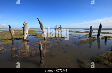 La marée haute à Thornham sur la côte nord du comté de Norfolk avec un bateau amarré. Banque D'Images