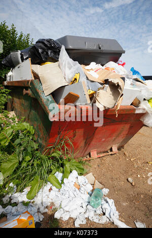 Skip to débordant de détritus. Banque D'Images