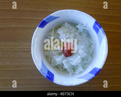 Riz blanc japonais (prune umeboshi et pickle) on wooden table Banque D'Images