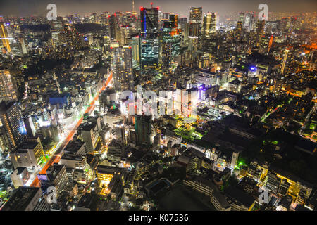 Vue aérienne de Tokyo de nuit. Tokyo mélange le traditionnel et l'ultramoderne, de gratte-ciel néon et de temples historiques. Banque D'Images