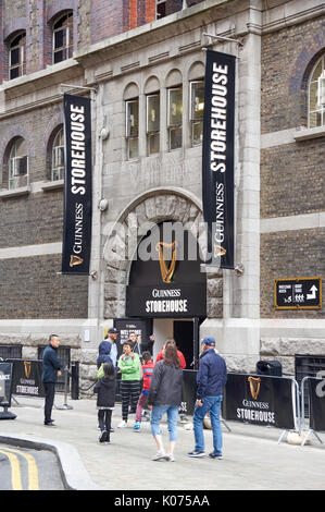 DUBLIN, IRLANDE - Août 3, 2017 : Guinness Storehouse à Dublin. Guinness Storehouse est une attraction touristique à St James's Gate Brewery à Dublin, j'ai Banque D'Images