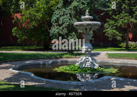 Belle fontaine dans les jardins du palais de Dolmabahçe, à Istanbul, en Turquie. Banque D'Images