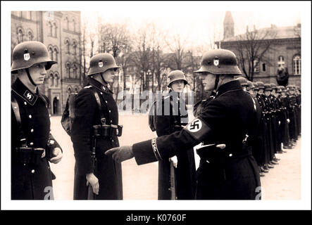 Défilé LEIBSTANDARTE Vintage pre-WW2 photo en noir et blanc d'hommes de "Leibstandarte Adolf Hitler" Waffen SS troupes à la caserne Lichterfelde à Berlin, Allemagne, le 22 novembre 1938. Banque D'Images