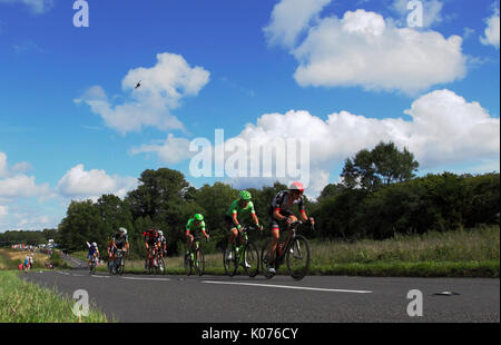 Ben Swift (GBR) Équipe Émirats unis à la tête d'un groupe de cavaliers le long de Ranmore Common Road suivie par l'appareil photo helecopter 2017 Prudential Ride London Surre Banque D'Images