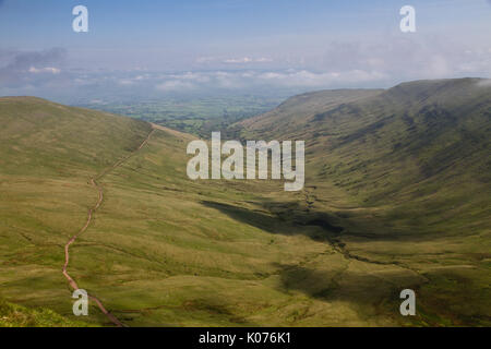 Un sentier qui descend la vallée loin de du maïs, Pen Y Fan et Cribyn dans les Brecon Beacons, South Wales UK Banque D'Images