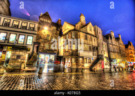 Ville d'Édimbourg, Écosse. pittoresque vue de la nuit de John Knox's house sur le royal mile's high street. Banque D'Images