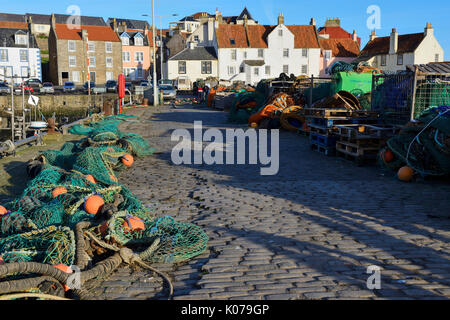 Filets de pêche et pots de homard sur le quai du port de Pittenweem à East Neuk de Fife, en Écosse, au Royaume-Uni Banque D'Images