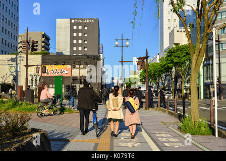 Akita, JAPON - 17 mai, 2017. Les gens à pied au centre-ville à Akita, au Japon. Akita est une grande préfecture au côte de la mer du Japon dans le nord du Tohoku Reg Banque D'Images