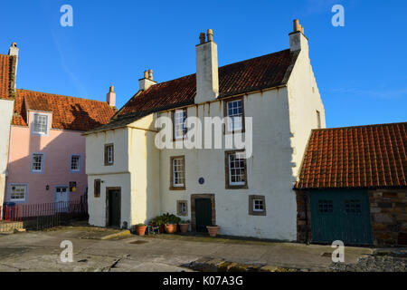 Bâtiments rénovés sur le front de mer de la ville côtière écossaise de Pittenweem dans l'est de Neuk de Fife, en Écosse, au Royaume-Uni Banque D'Images