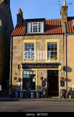 Larachmhor Tavern, sur le front de mer de la ville côtière écossaise de Pittenweem, dans l'est de Neuk de Fife, en Écosse, au Royaume-Uni Banque D'Images