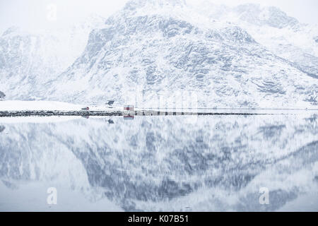 Parfait reflet de la montagne et maison rouge, îles Lofoten, Norvège Banque D'Images