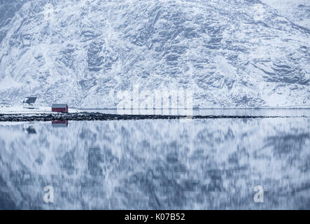 Parfait reflet de la montagne et maison rouge, îles Lofoten, Norvège Banque D'Images