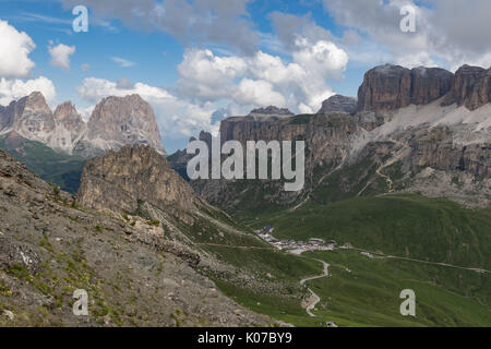 Groupe Sella Pordoi Pass, les montagnes (à droite), ou les montagnes de Sassolungo Langkofel (à gauche), Dolomites, Italie Banque D'Images