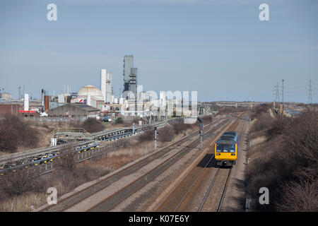 Un train de paces de classe 142 du Northern Rail passe devant l'usine Grangetown BC (Teesside) qui travaille le 1257 Saltburn - Darlington Banque D'Images