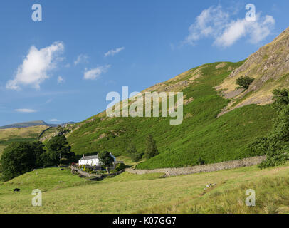 Cottage en pierre et Piper House, situé en dessous Rigg, au sud-est de Keswick et entre le Naddle Beck et St John's, dans la vallée, Lake District Banque D'Images