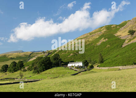 Cottage en pierre et Piper House, situé en dessous Rigg, au sud-est de Keswick et entre le Naddle Beck et St John's, dans la vallée, Lake District Banque D'Images