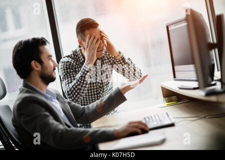 Photo de deux hommes d'avoir des problèmes in office Banque D'Images