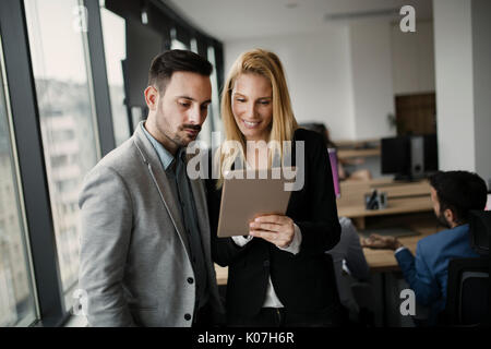 Portrait d'affaires partenaires using tablet Banque D'Images