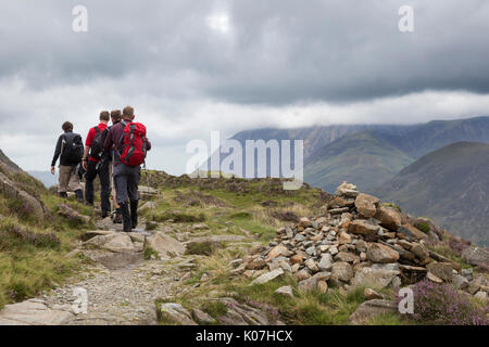 Les marcheurs près de Gap Scarth Pass, sur la descente de meules de foin dans le Lake District, de descendre vers Gatesgarth et Buttermere Banque D'Images