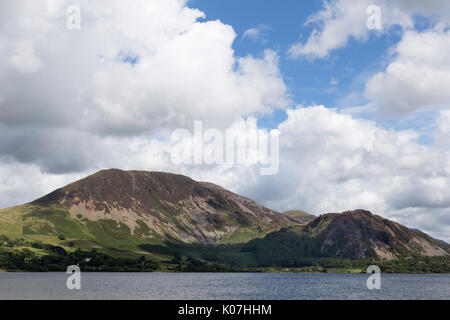 La vue vers le sud-est, à la recherche sur l'eau vers Bowness Ennerdale Knott et les montagnes au loin, Lake District, Cumbria, Angleterre Banque D'Images