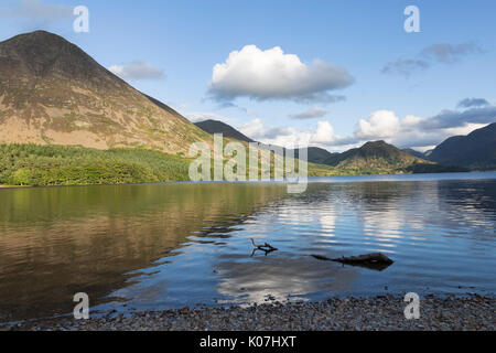 Une vue de Grasmoor (la montagne sur la gauche de la photo), vu ici à partir de la rive nord de Crummock Water, dans le Lake District, Cumbria, Royaume-Uni Banque D'Images