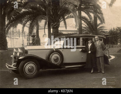 Couple et Hispano-Suiza H6B - Beaulieu-sur-Mer, France Banque D'Images