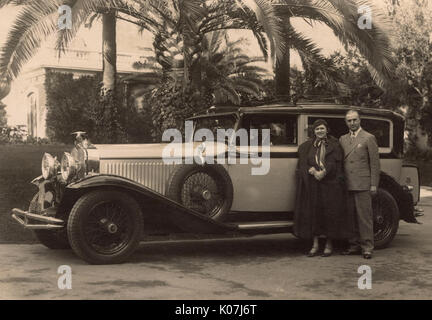 Couple et Hispano-Suiza H6B - Beaulieu-sur-Mer, France Banque D'Images