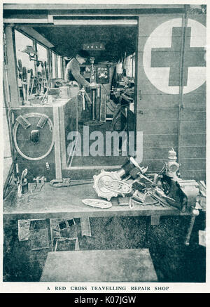 Vue intérieure d'un van de réparation, avec un soldat travaillant sur la réparation des véhicules dans la zone de guerre. Date : 1916 Banque D'Images