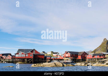 Cabanes de pêcheurs en bois rouge et des bâtiments sur pilotis par l'eau dans le village de pêche de Å, l'île de Moskenes, Moskenesøya, îles Lofoten, Nordland, Norvège Banque D'Images