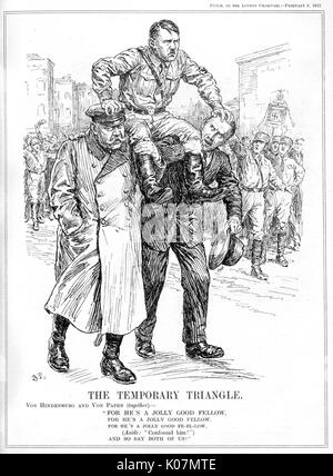 Le Triangle temporaire. Von Hindenburg et Von Papen porter Hitler en altitude sur leurs épaules : Pour qu'il est un Jolly Good Fellow, pour qu'il est un Jolly Good Fellow, il a une bonne fe-el-faible (de côté : confondre lui !) et c'est ce que disent les deux d'entre nous ! Papen a persuadé le président Hindenburg à nommer Hitler Chancelier, croyant qu'il pourrait être contrôlé une fois au gouvernement. Date : 1933 Banque D'Images