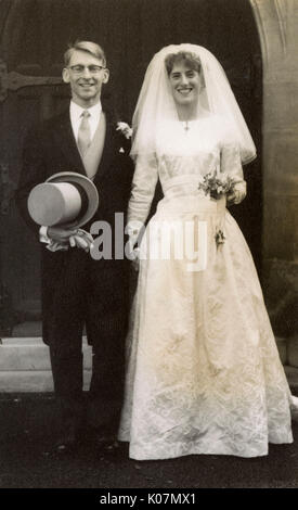 Jeune couple en costume de mariage Banque D'Images