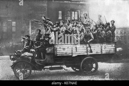 Des soldats armés équitation dans un camion, Petrograd (Saint-Pétersbourg), en Russie, au cours de la Révolution. Date : 1917 Banque D'Images
