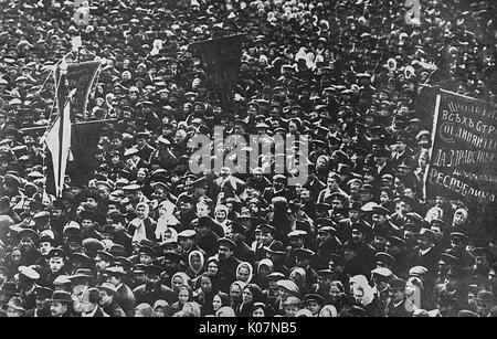 Grand rassemblement pendant la Révolution, Petrograd, Russie Banque D'Images