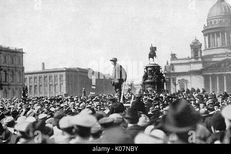 Rassemblement public dans la rue pendant la Révolution, Russie Banque D'Images