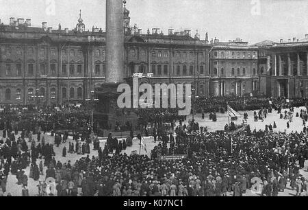 Grand rassemblement pendant la Révolution, Petrograd, Russie Banque D'Images