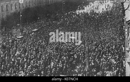 Rassemblement public dans la rue pendant la Révolution, Russie Banque D'Images