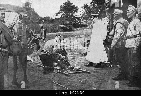 Soldat blessé avec personnel de la Croix-Rouge, Russie, WW1 Banque D'Images