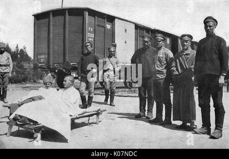 Blessés en attente de transport, Russie, WW1 Banque D'Images