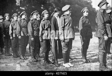 Les femmes qui se sont enrôlés dans le Bataillon de la mort de la femme, de la Russie, pour combattre aux côtés des hommes pendant la Première Guerre mondiale. Vu ici en uniforme, à l'exception d'une femme qui est toujours en civil. Date : vers 1917 Banque D'Images