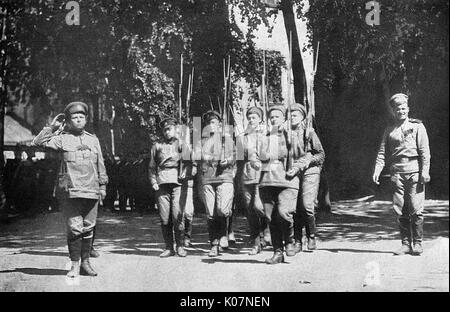 Maria Bochkareva (extrême gauche, 1889-1920), femme soldat russe qui a formé le bataillon de femmes de la mort et a combattu dans la Première Guerre mondiale. Elle est le salut militaire au cours d'un examen des femmes soldats avant leur commandant. Date : 1917 Banque D'Images