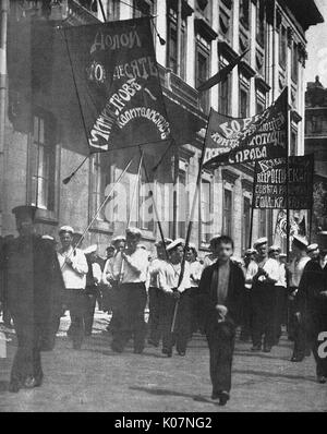 Marins de Cronstadt marchant avec des bannières à Petrograd (Saint-Pétersbourg), en Russie, au cours de la période révolutionnaire, de l'été 1917. Date : 1917 Banque D'Images