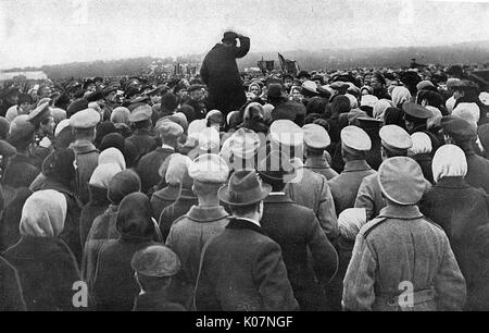 Rassemblement public autour d'un orateur pendant la Révolution, Russie Banque D'Images
