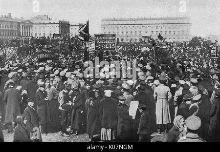 Rassemblement public dans la rue pendant la Révolution, Russie Banque D'Images