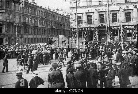 Activistes bolcheviques dans la rue pendant la Révolution, Russie Banque D'Images