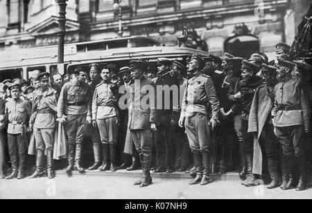 Kerensky examine les soldats cosaques dans une rue russe Banque D'Images