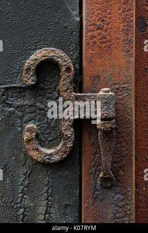 Sur charnière rouillée vieille porte, Tórshavn, Streymoy island, îles Féroé, Danemark Banque D'Images